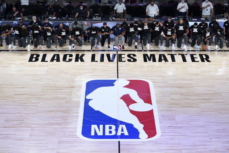 &copy; Reuters. لاعبو دوري السلة الأمريكي يحتجون ضد التمييز العنصري مع استئناف الموسم