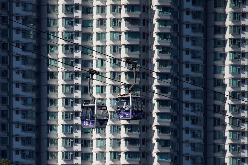 &copy; Reuters. Cable cars move past residential flats at Lantau island in Hong Kong