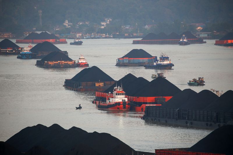 &copy; Reuters. Coal barges are pictured as they queue to be pulled along Mahakam river in Samarinda