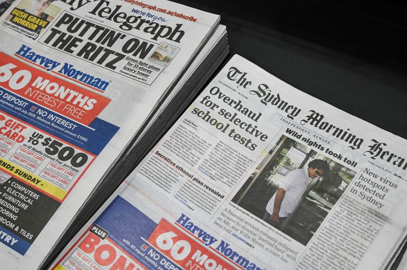 © Reuters. Newspapers are seen for sale at a shop in Sydney
