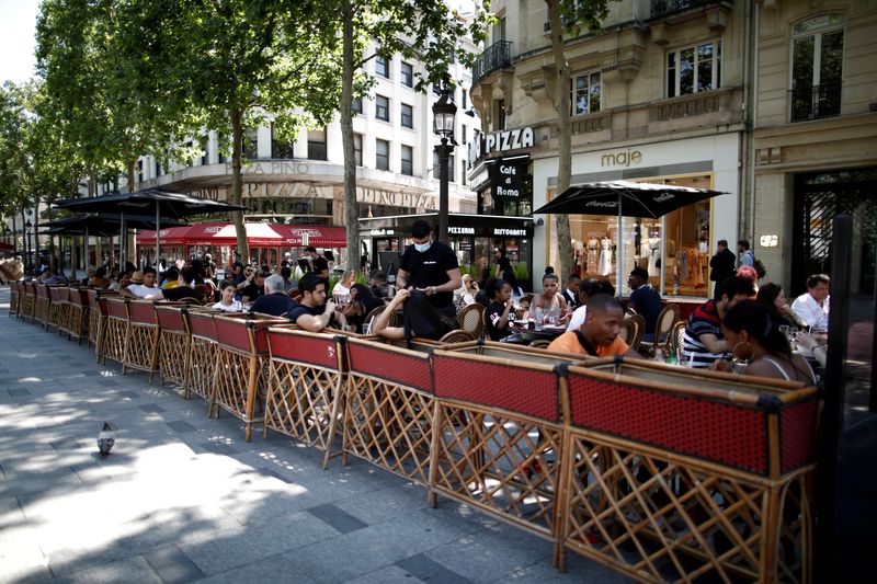 &copy; Reuters. FILE PHOTO: Coronavirus disease (COVID-19) outbreak in Paris