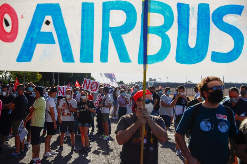 &copy; Reuters. FOTO DE ARCHIVO: Empleados de Airbus se reúnen antes de una protesta contra los recortes de plantilla fuera de la fábrica de Airbus en Getafe, España, el 23 de julio de 2020