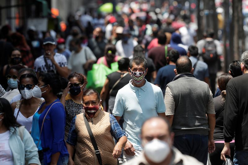 &copy; Reuters. Foto de archivo. Gente camina cerca de la Plaza Zócalo durante la reapertura gradual de las actividades comerciales en la Ciudad de México