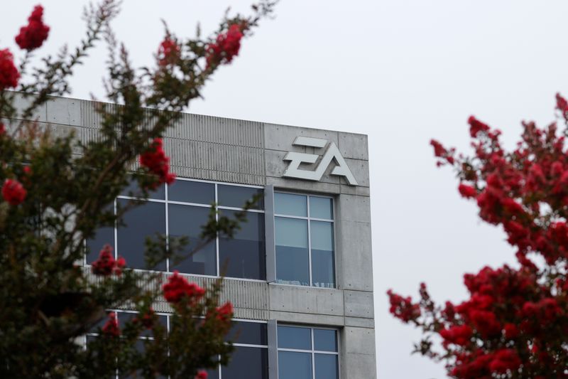 &copy; Reuters. Логотип Electronic Arts на офисном здании компании в Лос-Анжелесе, Калифорния