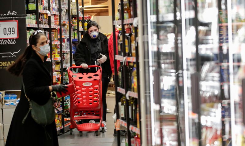 &copy; Reuters. People wearing protective face masks are seen in a supermarket in Posillipo