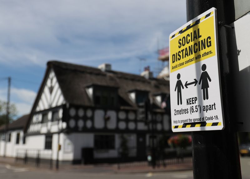 &copy; Reuters. Cartel indicando que se respete la distancia social cerca del bar de Stone, en Reino Unido, donde se detectó un brote de coronavirus