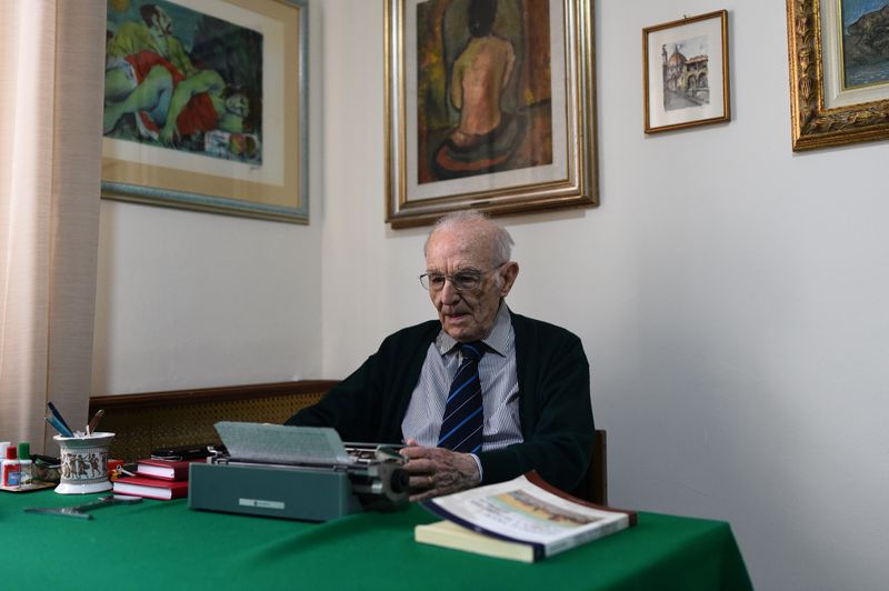 &copy; Reuters. The Wider Image: Meet Italy&apos;s oldest student, surviving WW2 and a pandemic to graduate at 96