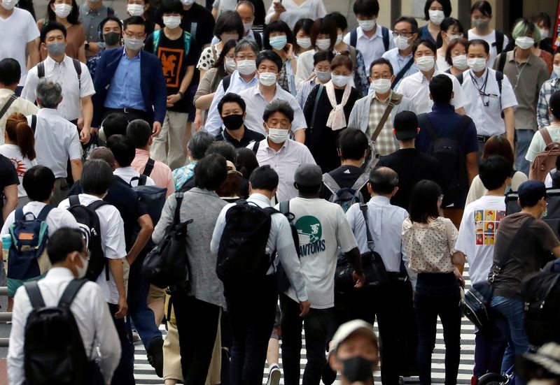 &copy; Reuters. 大事なのは重症者の数、東京都は減少している＝コロナ感染拡大で官房長官