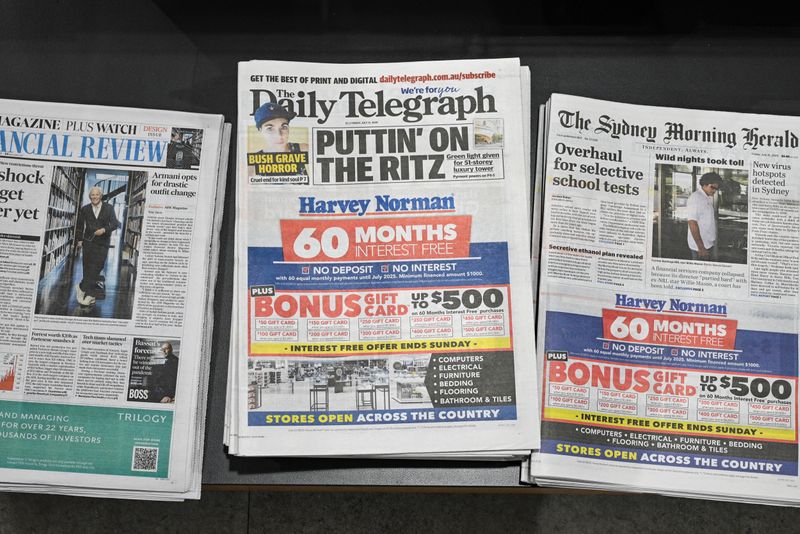 &copy; Reuters. Los periódicos a la venta en una tienda en Sídney, Australia, el 31 de julio de 2020