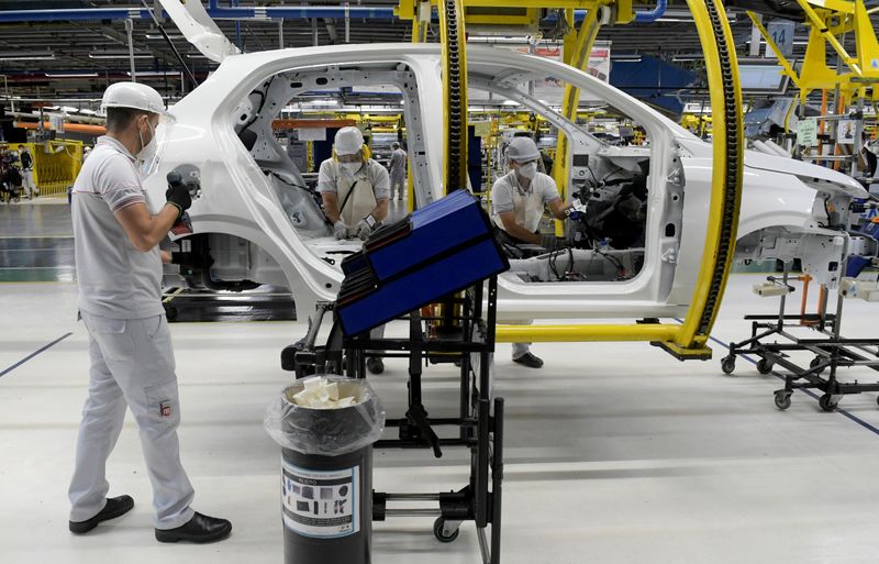 &copy; Reuters. Alcuni operai di Fiat Chrysler Automobiles costruiscono un modello Argo 2020, presso lo stabilimento di assemblaggio di Betim