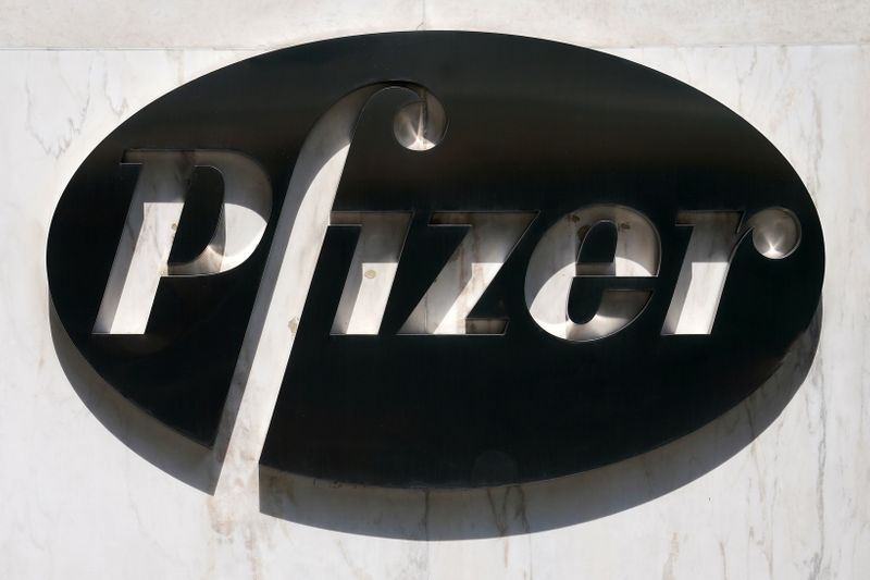 &copy; Reuters. Logo da Pfizer na sede da empresa em Nova York