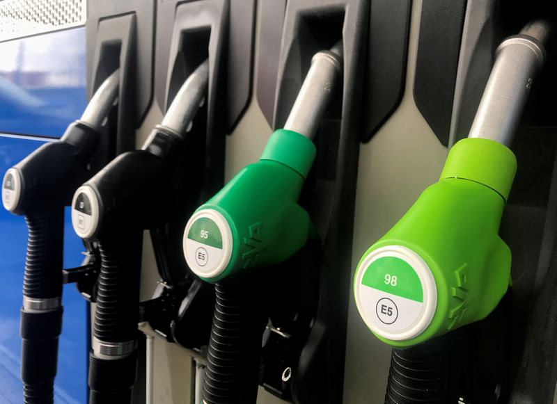 &copy; Reuters. Surtidores en una gasolinera en Madrid