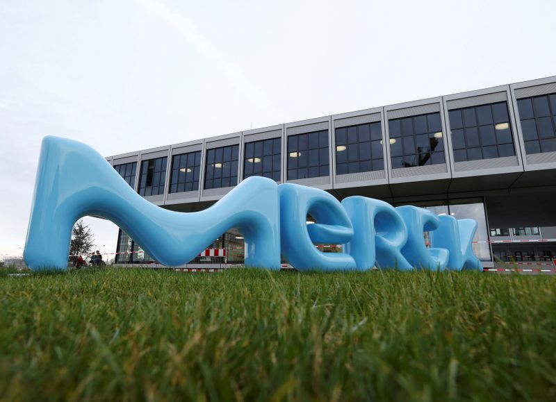 &copy; Reuters. Логотип компании Merck KGaA в Дармштадте