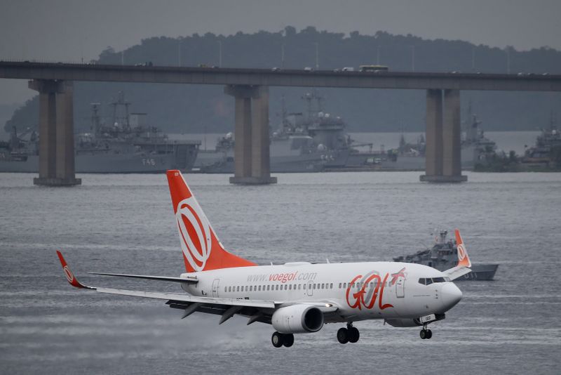 © Reuters. Boeing 737 da Gol aterrisando em aeroporto Santos Dumont (RJ)