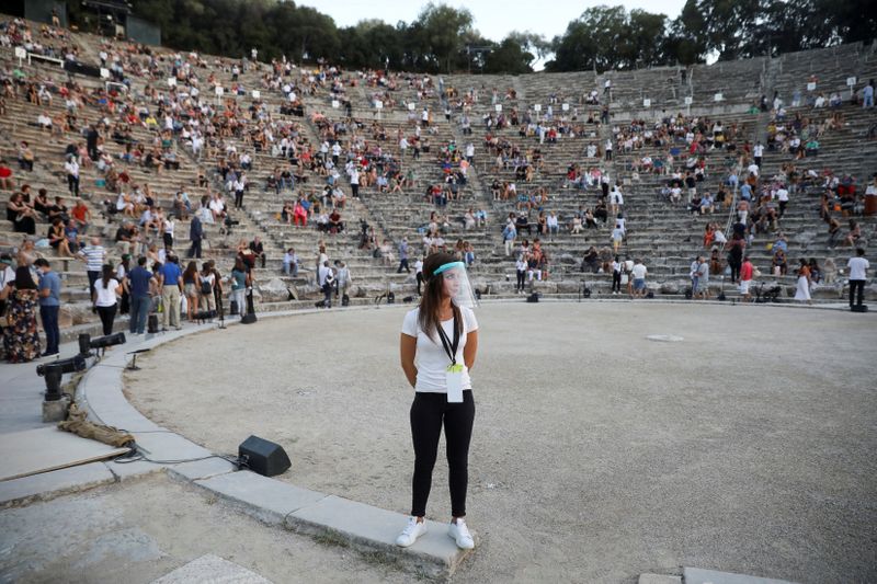 &copy; Reuters. FILE PHOTO: Ancient Greek drama performed amid the coronavirus disease (COVID-19) outbreak in Epidaurus
