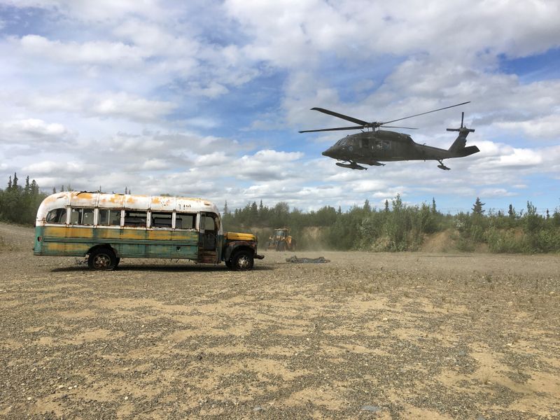 &copy; Reuters. Helicóptero do Exército do Alasca sobrevoa ônibus de “Na Natureza Selvagem&quot;