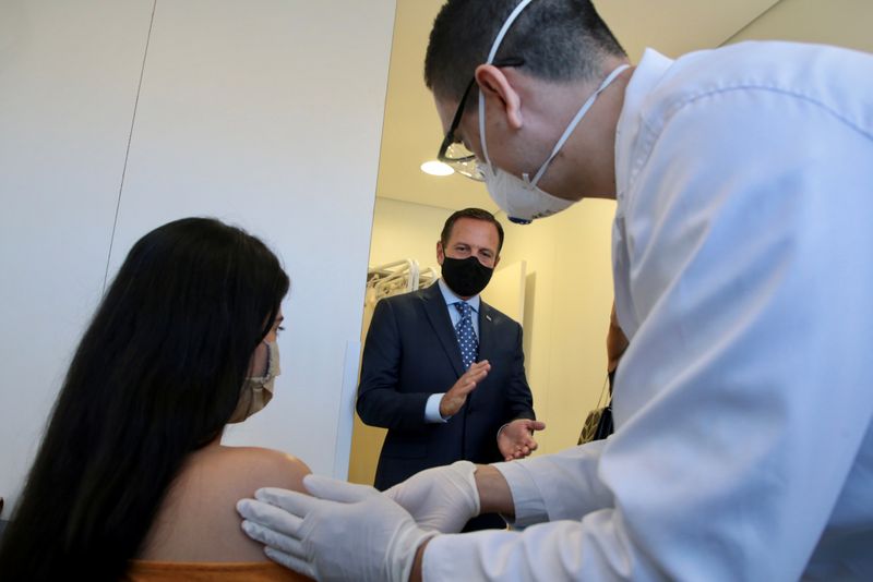 &copy; Reuters. Governador João Doria observa voluntária recebendo dose da vacina experimental da Sinovac