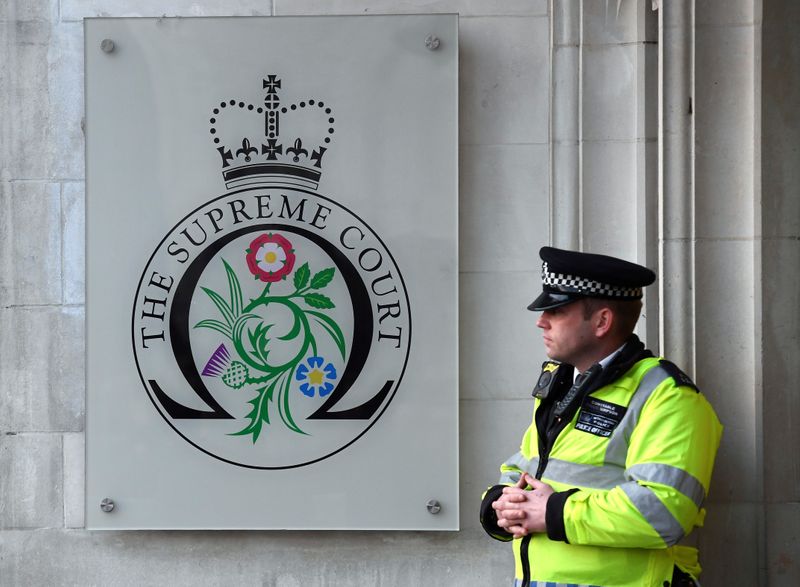 &copy; Reuters. FILE PHOTO: A policeman stands outside the Supreme Court to hear the decision whether Theresa May&apos;s government requires parliamentary approval to start the process of leaving the EU