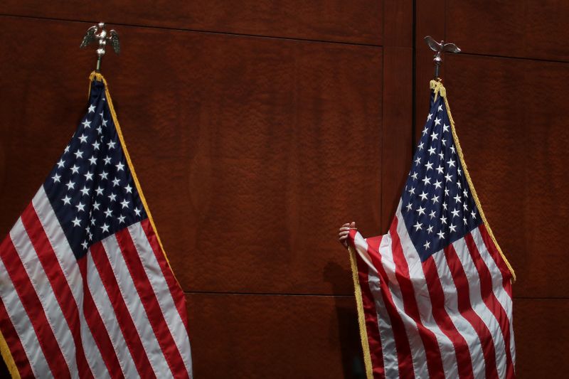 &copy; Reuters. Foto de archivo ilustrativa de un empleado de la Cámara de Representantes de EEUU acomodando una bandera antes de una audiencia en Washington