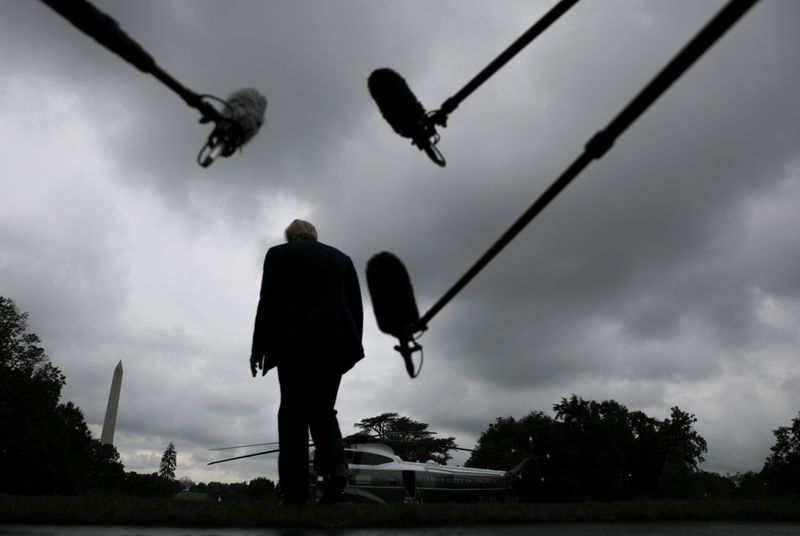 &copy; Reuters. U.S. President Trump walks to Marine One helicopter to depart for a trip to Florida from the White House in Washington