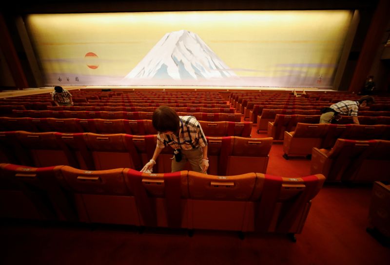 &copy; Reuters. Workers disinfect seats at the Kabukiza Theatre amid the coronavirus disease (COVID-19) outbreak in Tokyo