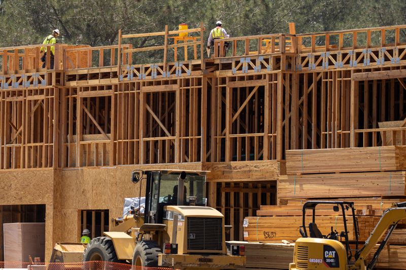 &copy; Reuters. Construction workers on the job at a residential project during the outbreak of the coronavirus disease in California