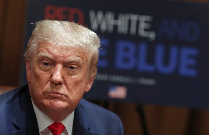 © Reuters. U.S. President Trump holds meeting with police leadership in the Cabinet Room of the White House in Washington
