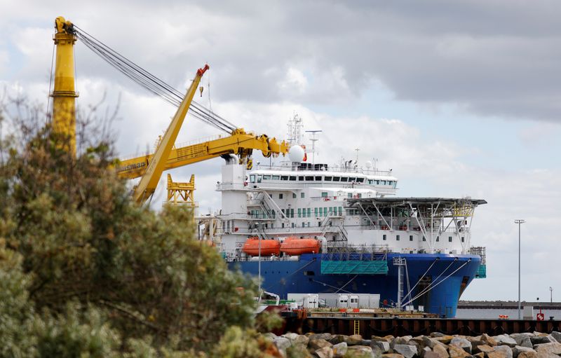&copy; Reuters. FILE PHOTO: The Russian pipe-laying vessel Akademik Cherskiy lies in the port of Mukran