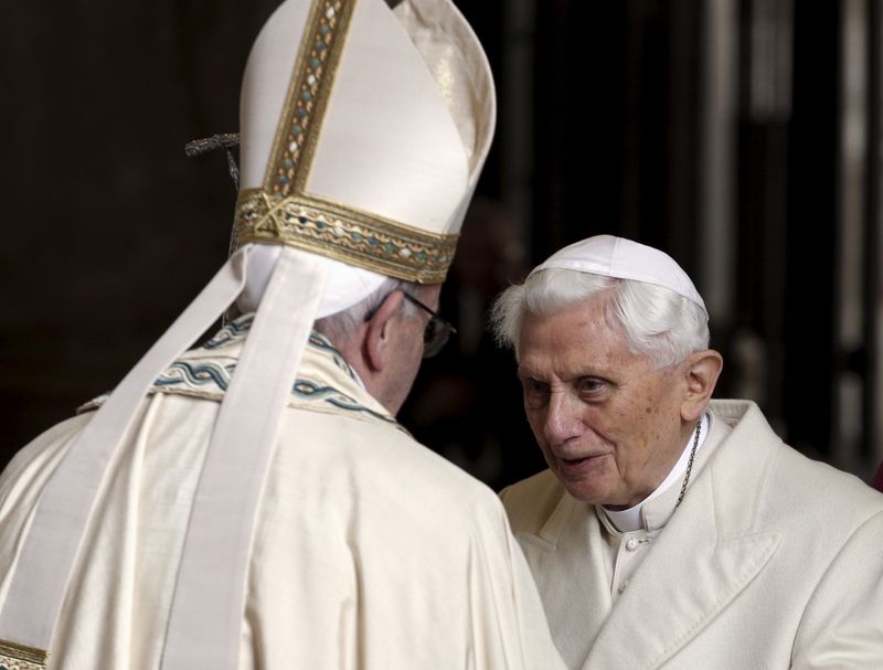 &copy; Reuters. Papa Francesco incontra il Papa emerito Benedetto XVI prima di aprire la Porta Santa per celebrare il Giubileo nella Basilica di San Pietro, in Vaticano, 8 dicembre 2015