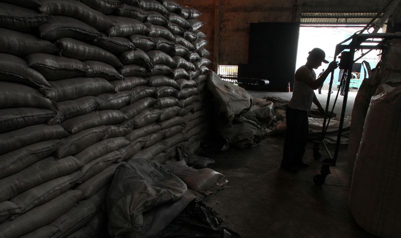 &copy; Reuters. Sacas de açúcar em unidade de processamento em Campos dos Goytacazes (RJ)