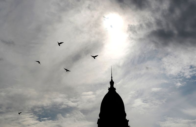 © Reuters. The silhouette of the dome of the Argentine National Congress is seen as senators debate inside during an extraordinary session on the debate of a bill on renegotiation of the public external debt, in Buenos Aires