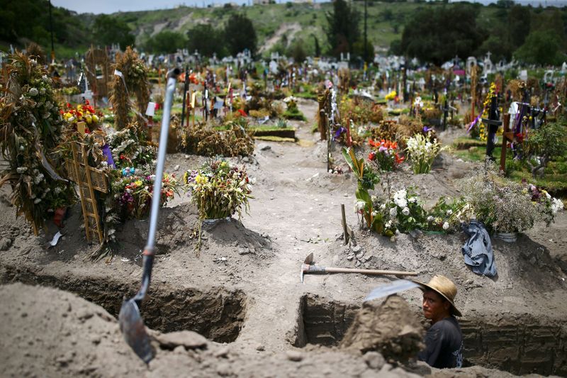 &copy; Reuters. Funcionário de cemitério da Cidade do México abre novas covas