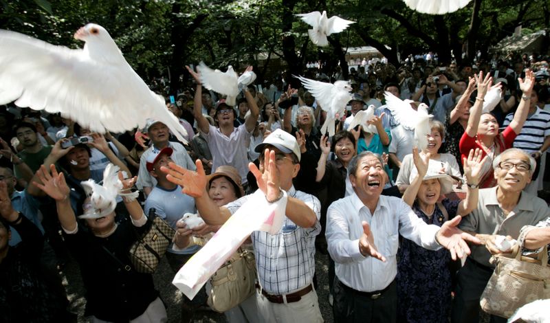 &copy; Reuters. FILE PHOTO: Visitors release doves at Yasukuni Shrine on the 62nd anniversary of Japan&apos;s surrender in World War Two, in Tokyo