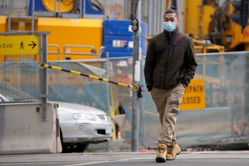 &copy; Reuters. A man wears a face mask in Melbourne, the first city in Australia to enforce mask-wearing to curb a resurgence of COVID-19