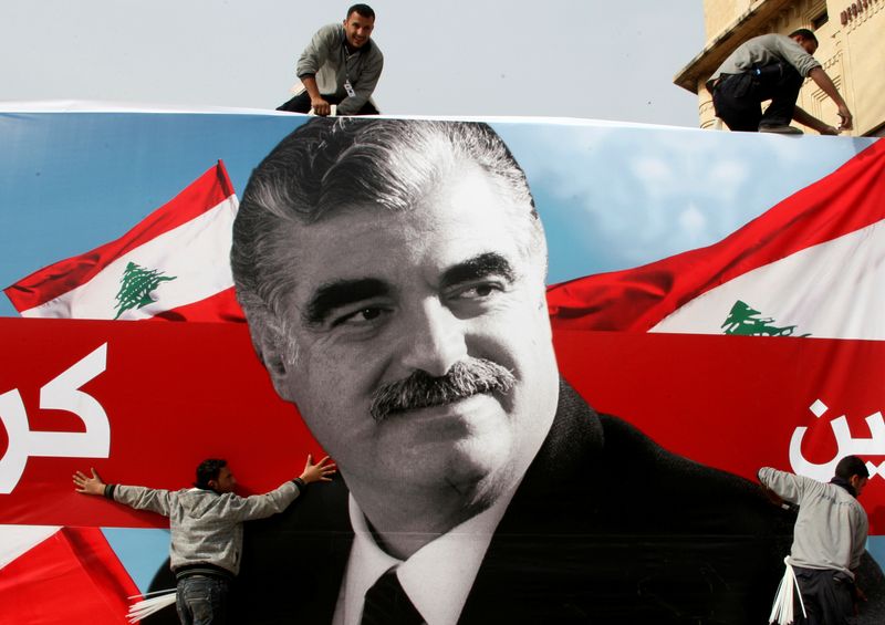 © Reuters. FILE PHOTO: Workers prepare a giant poster depicting Lebanon's assassinated former prime minister Rafik al-Hariri in downtown Beirut