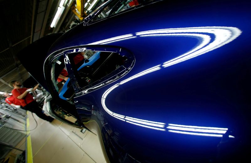 &copy; Reuters. FILE PHOTO: Employees of German car manufacturer Porsche work on a Porsche 911 at the Porsche factory in Stuttgart-Zuffenhausen