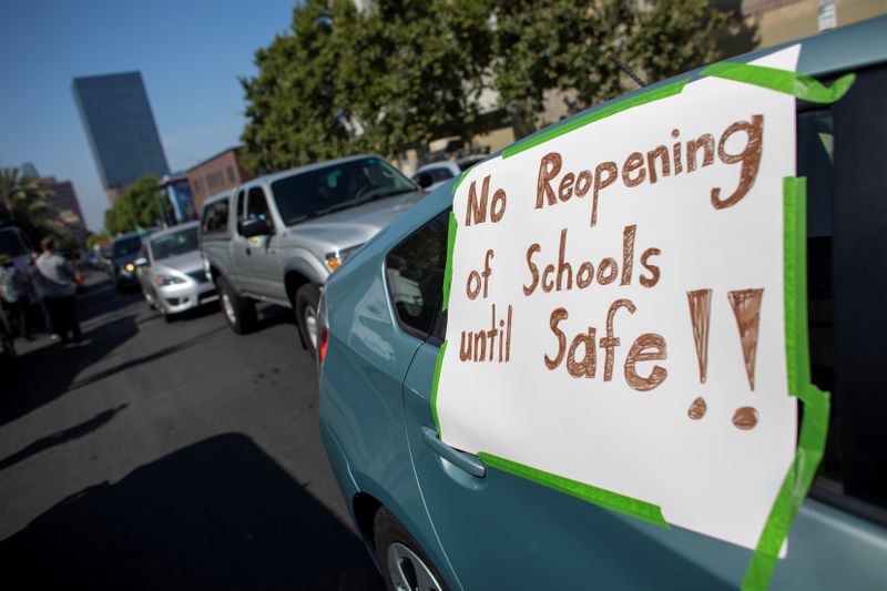 &copy; Reuters. Protestas contra reapertura de escuelas durante pandemia de COVID-19 en Los Ángeles