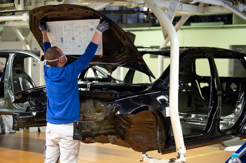 &copy; Reuters. FOTO DE ARCHIVO: Un trabajador de la fábrica de VW en Wolfsburgo, Alemania