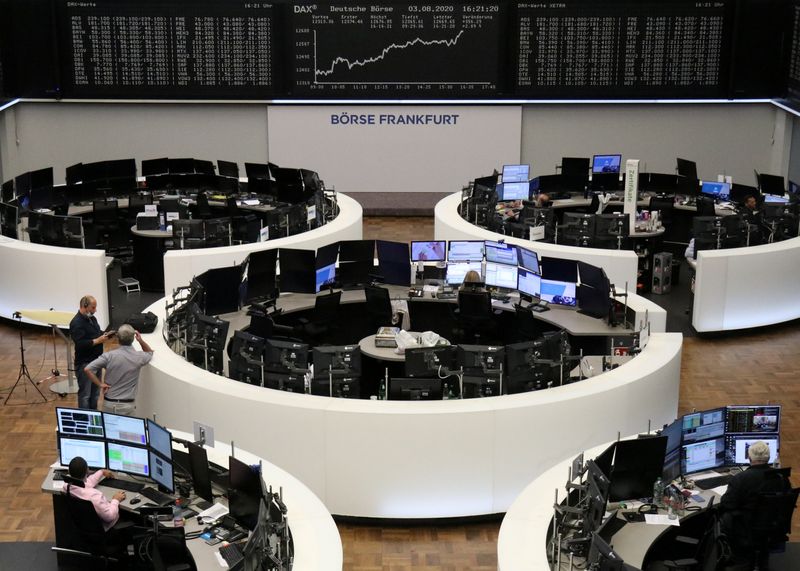 &copy; Reuters. Il grafico dell&apos;indice tedesco DAX all&apos;interno della sede della Borsa di Francoforte, Germania