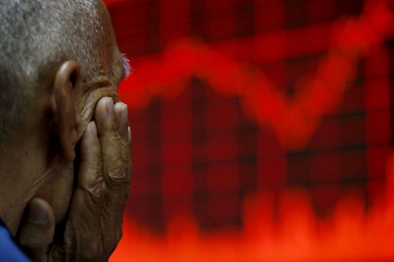 &copy; Reuters. Investidor observa painel com informação de ações em corretora de Pequim