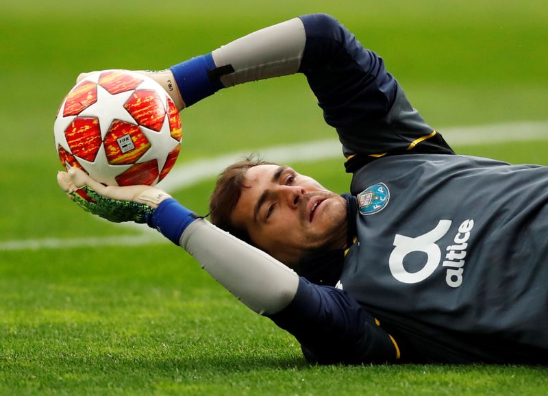 © Reuters. كاسياس الفائز بلقب كأس العالم مع إسبانيا يعلن اعتزاله