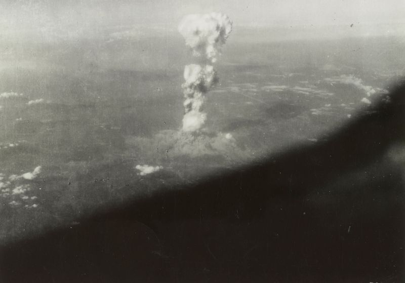 &copy; Reuters. FILE PHOTO: Smoke billows after an atomic bomb was dropped on Hiroshima