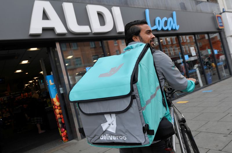 &copy; Reuters. Abdelaziz Abdou, entregador da Deliveroo, retirando produto em loja em Londres