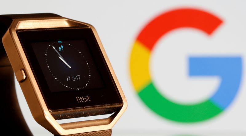 &copy; Reuters. FOTO DE ARCHIVO: Un reloj Fitbit Baze frente al logo de Google
