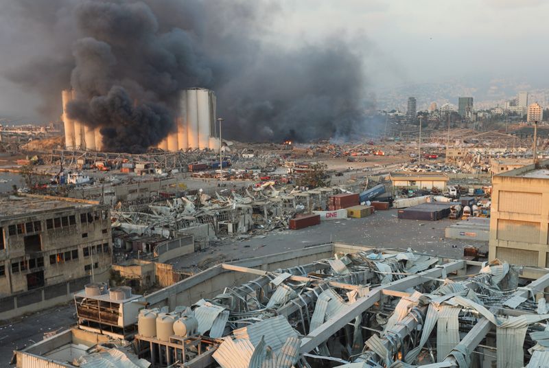 © Reuters. مصادر أمنية وطبية: مقتل 10 على الأقل في انفجار بيروت