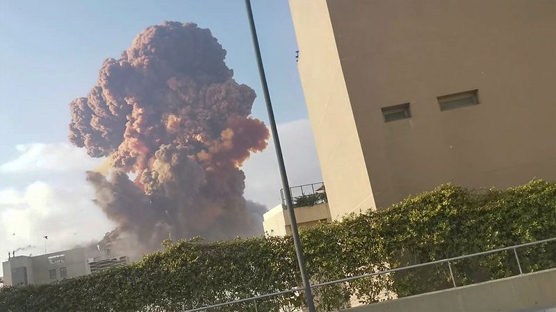 &copy; Reuters. Fumaça após grande explosão em Beirute