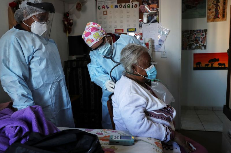 &copy; Reuters. Profissionais de saúde examinam paciente em São Paulo