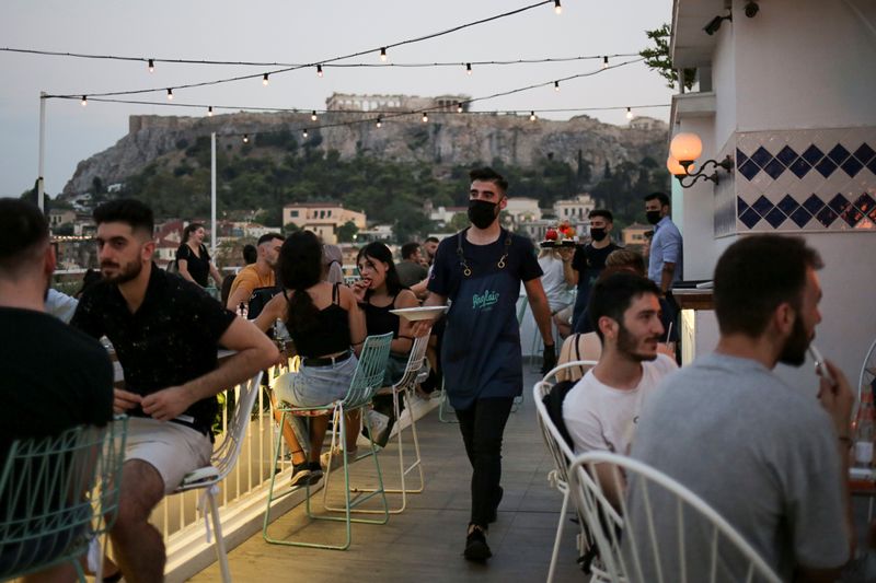 &copy; Reuters. Restaurante em Atenas com vários clientes sem máscara