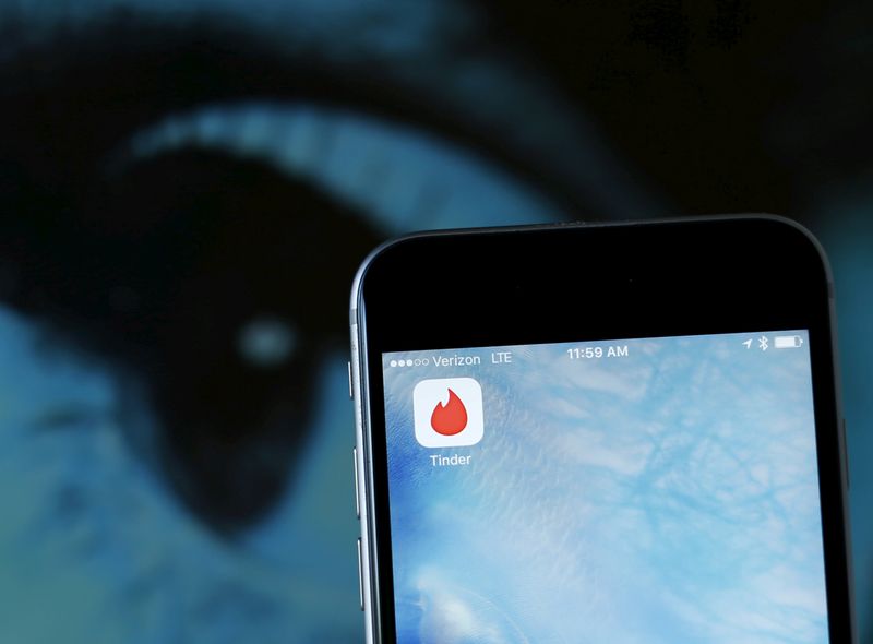 &copy; Reuters. Photo illustration of dating app Tinder shown on an Apple iPhone