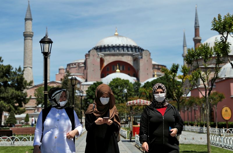 &copy; Reuters. トルコのコロナ新規感染者、3週ぶりに1000人上回る